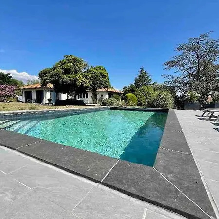 Chaleureux Dans Maison Avec Piscine A 35 Min De Lyon