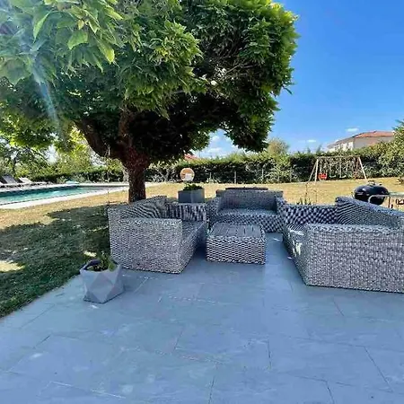 Apartment Chaleureux Dans Maison Avec Piscine A 35 Min De Lyon